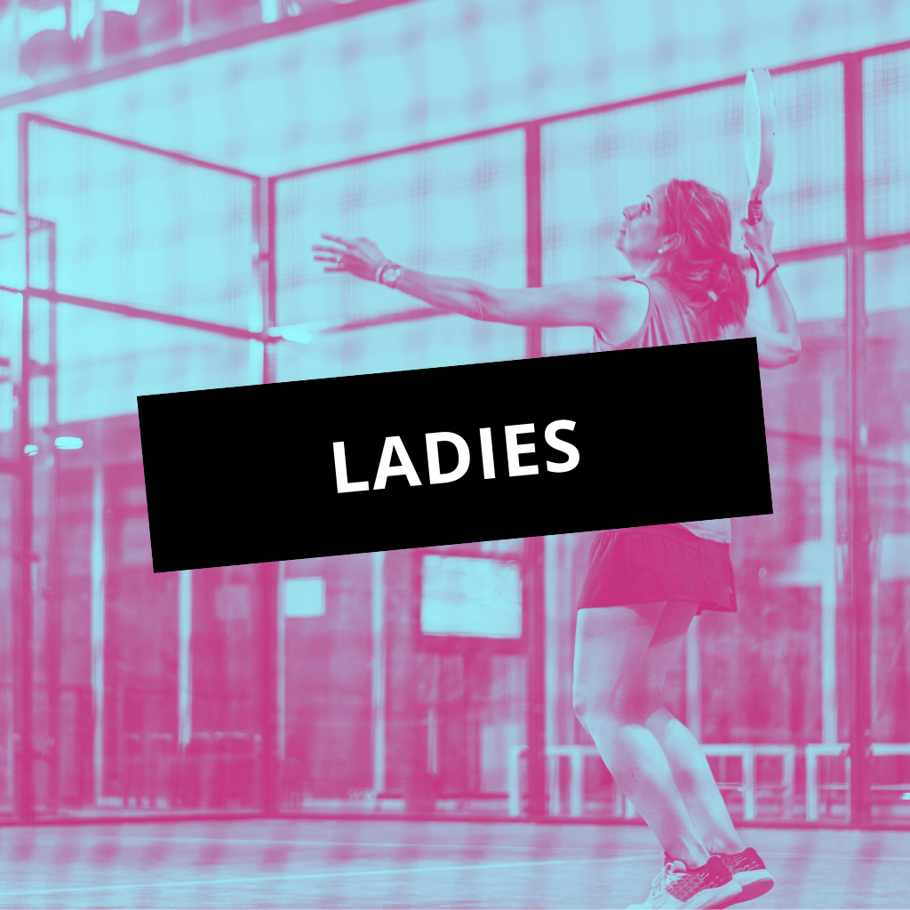 Une joueuse de padel en action sur le court, énergie et convivialité à Toulon