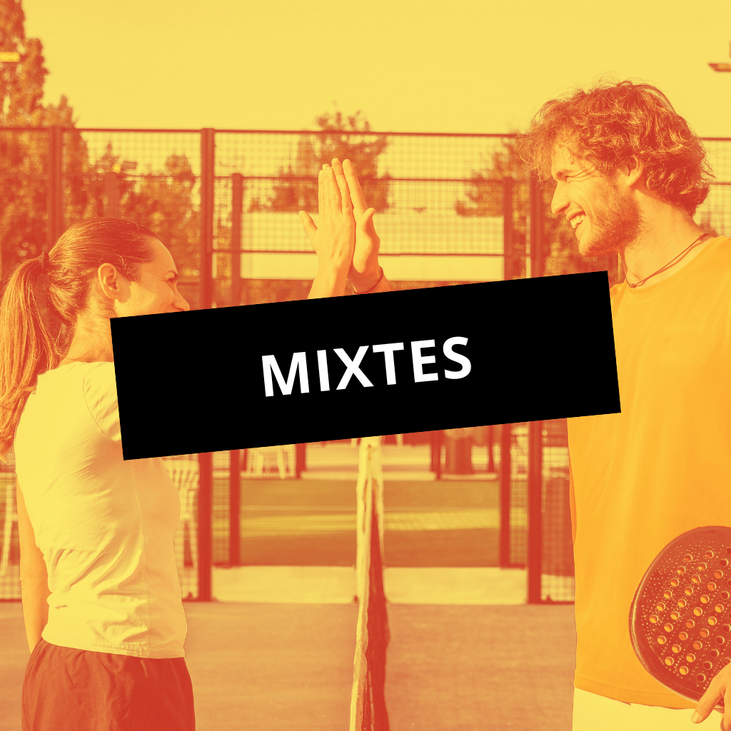 Un match de padel mixte avec joueurs et joueuses réunis sur le court à Toulon