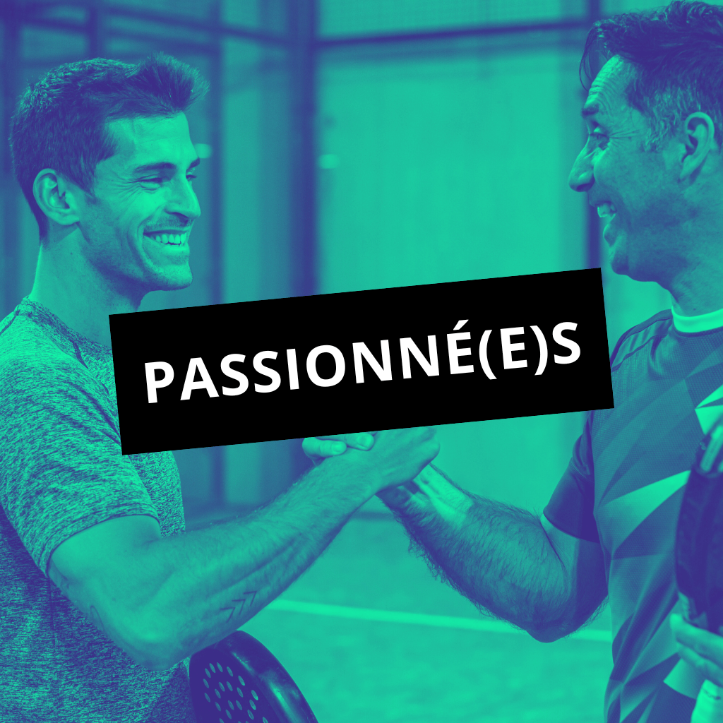 Un match de padel en double masculin, deux équipes s’affrontent sur le court à Toulon